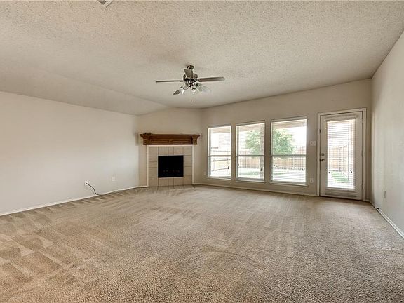 5th image of 824 Horseshoe Ct
