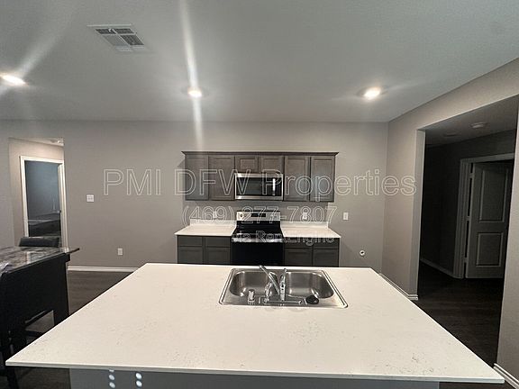 2nd image of 2530 Russell St