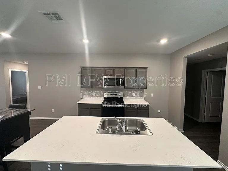 2530 Russell St — Photo 2