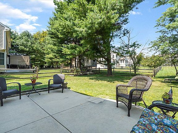 3rd image of 302 Streett Cir