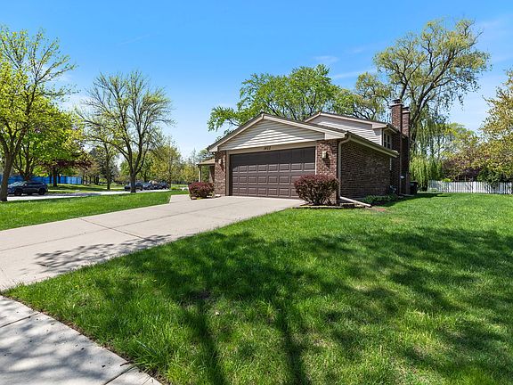 4th image of 1402 E Burr Oak Dr