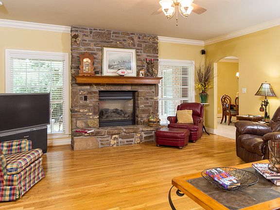 5th image of 838 N Shrewsbury Ln
