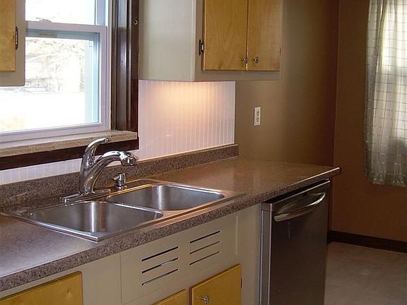 3rd image of 931 Davies Ave