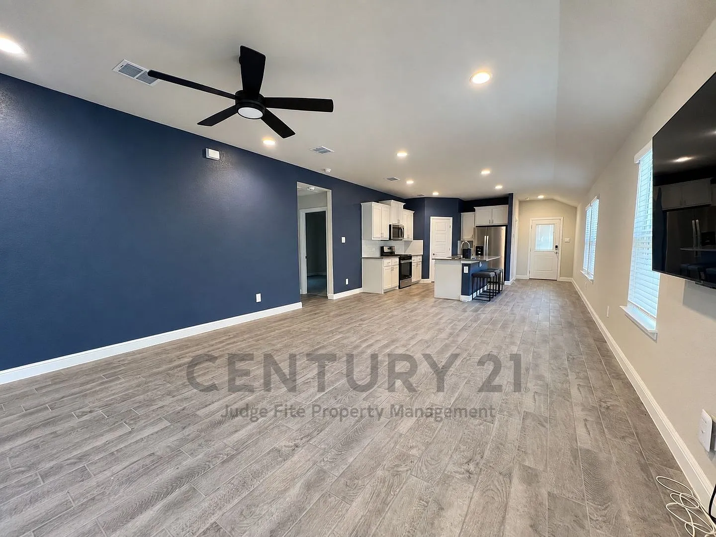 Immaculate 3/2/2 with Unbeatable Access to Granbury's Vibrant Lake Life For Rent! — Photo 3