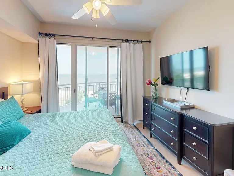 2228 Beach Dr #404 — Photo 9