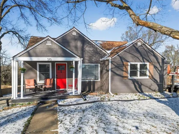 310 S Bluegrass Dr, Bonner Springs, KS 66012
