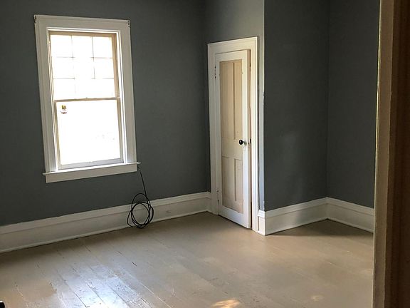 3rd image of 11 E Newland Ave