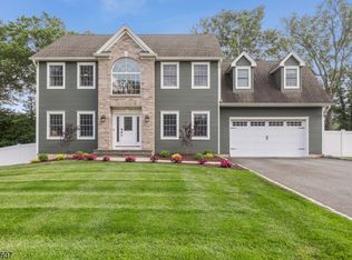 24 Handzel Rd, Whippany, NJ 07981
