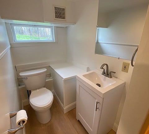 4th image of 147 Wellington Rd #2