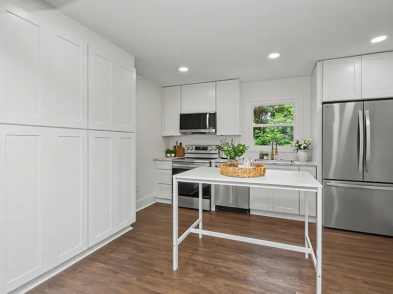 2200 Eastway Dr — Photo 8