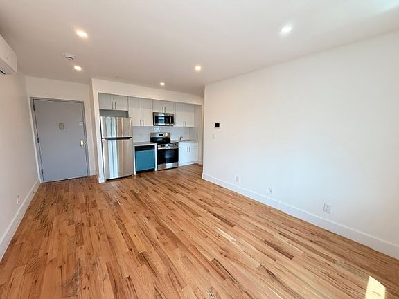 2nd image of 1052 Willoughby Ave #4B