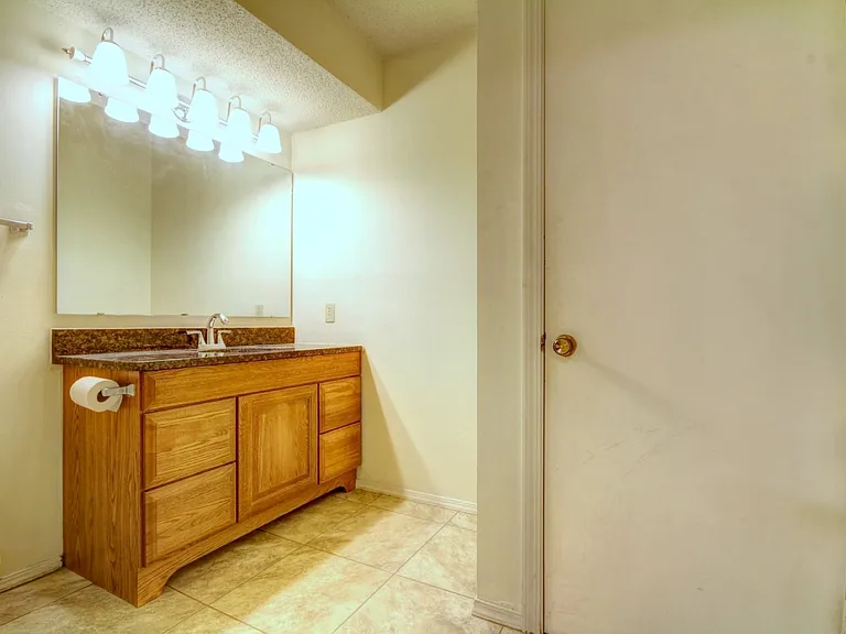1902 Karen Ct — Photo 11