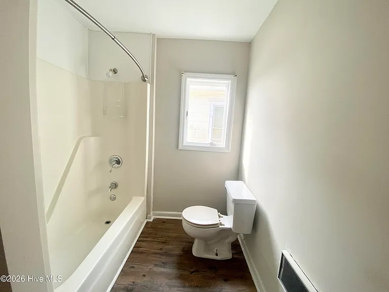 501 E Broad St #B — Photo 5