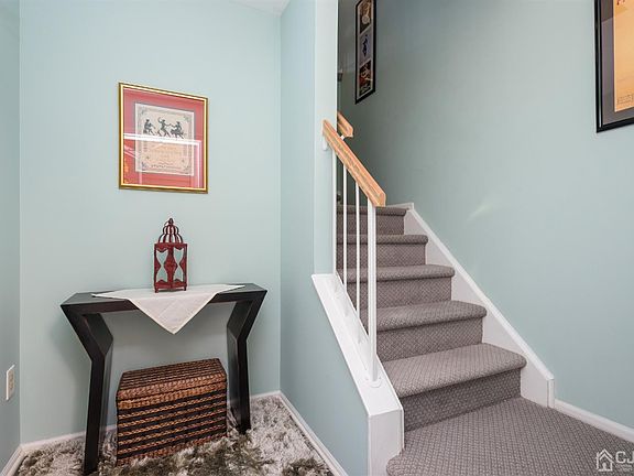 3rd image of 618 Hampshire Dr