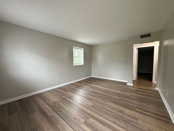 3rd image of 204 Pinecrest Dr APT 3