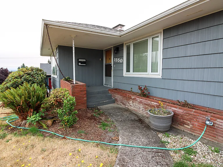 1550 Corina Dr SE — Photo 2