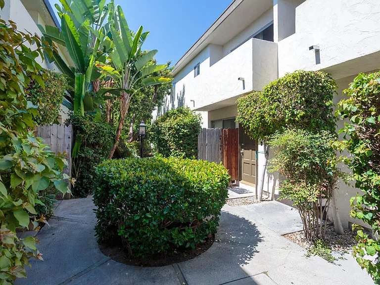 1324 Barry Ave #8 — Photo 9