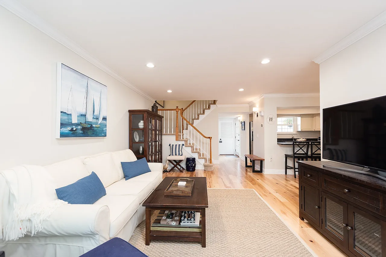 93 Maple Dr photo 1