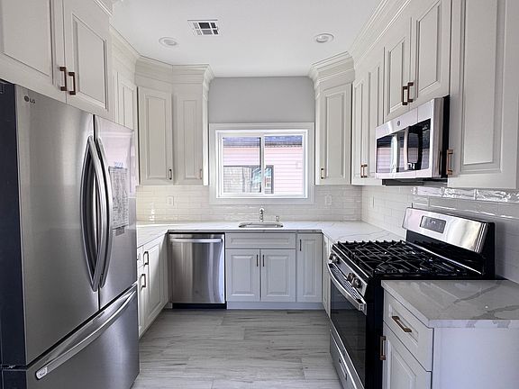4th image of 332 Robinson Ave Floor 1