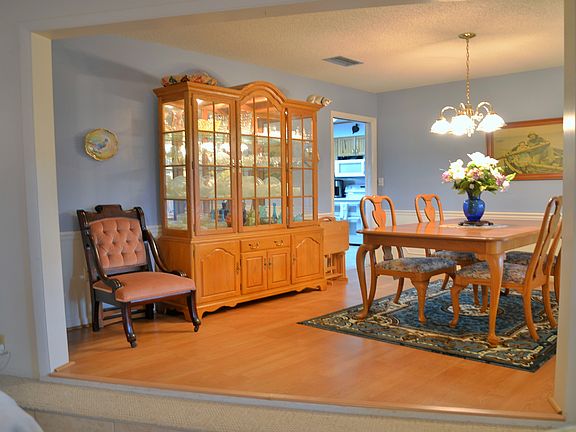 4th image of 255 NW Sunset Hill Ct