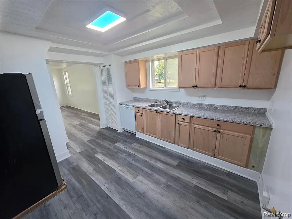 3 bed, 1.0 bath, 802 sqft, $1,300 — Photo 4