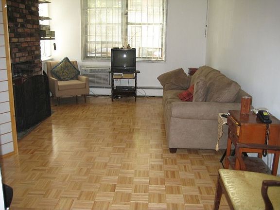 LARGE LIVING AREA -SUNNY SOUTHER EXPOSURE