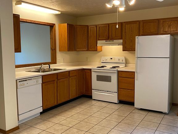 5th image of 425 N Robinson Cir #L