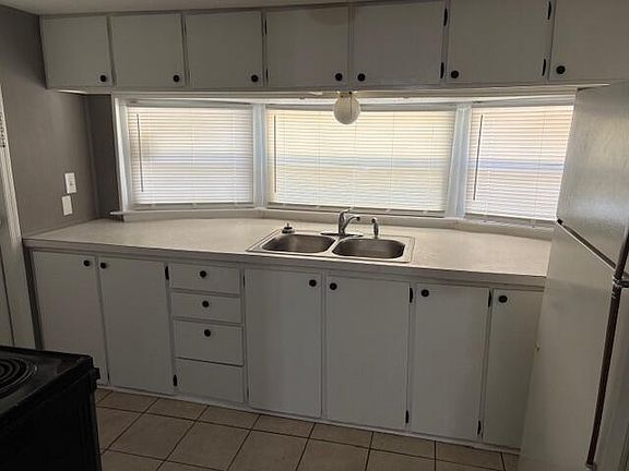 5th image of 1061 E Valley Dr