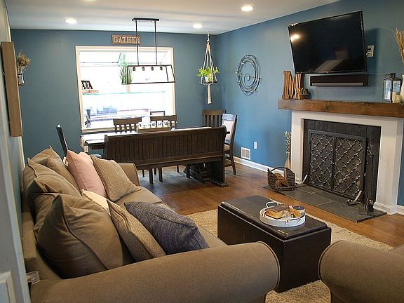 Living Room/Dining Room 