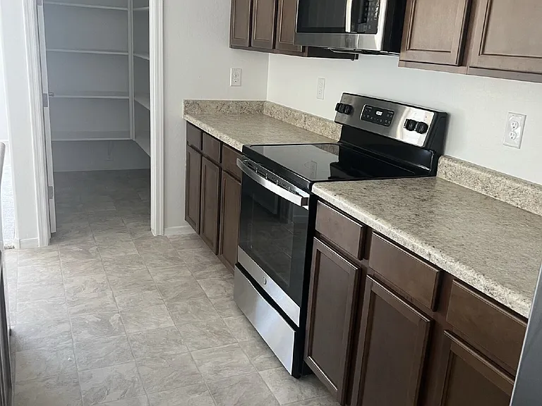 1251 E Jahns Dr — Photo 4