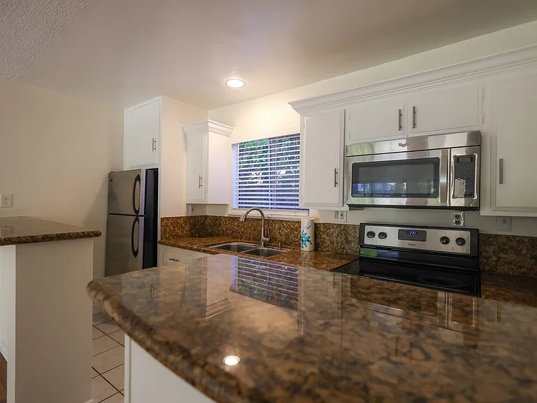 Oceanaire Villa Apartments — Photo 16