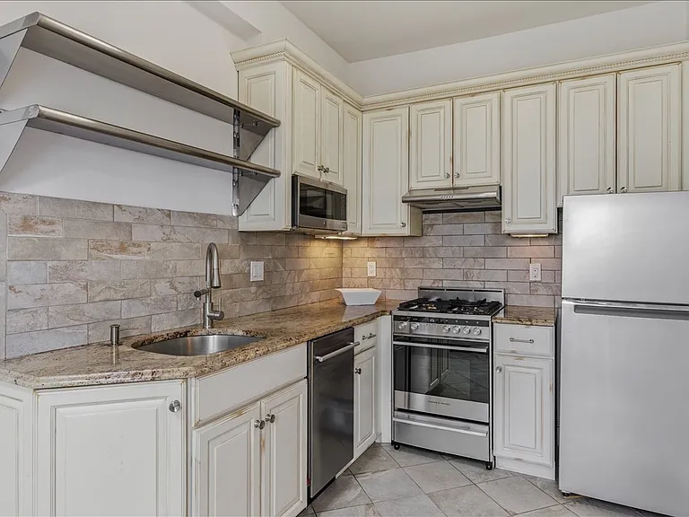 600 Shirley St #1 — Photo 2