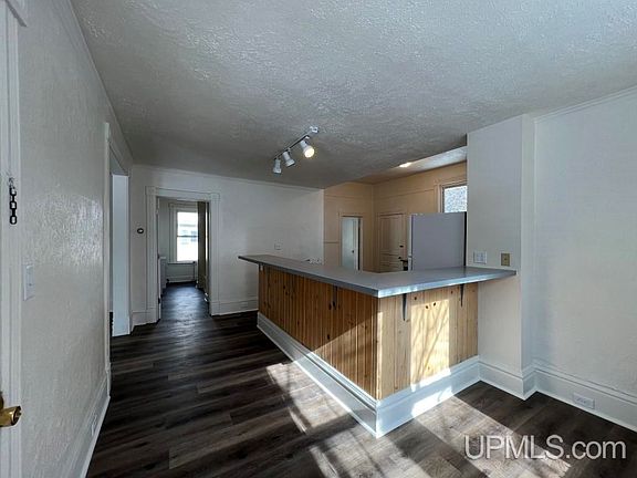 2nd image of 112 & 112-1/2 W Jewell St