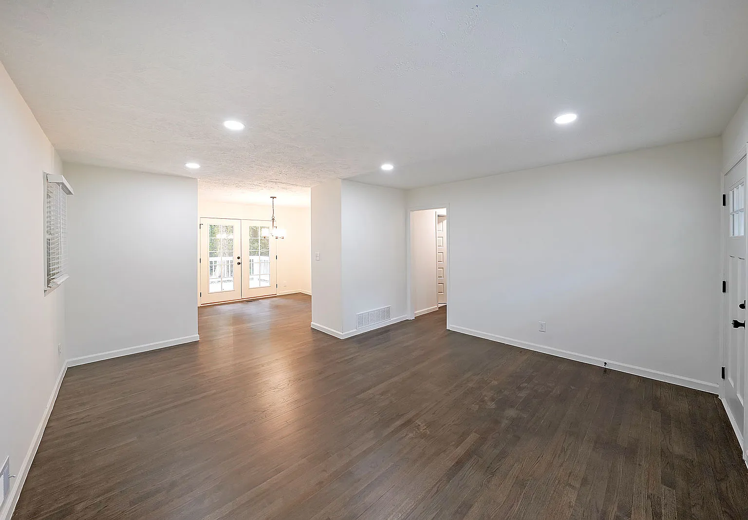 3 bed, 1.5 bath, 1226 sqft, $2,050 — Photo 3
