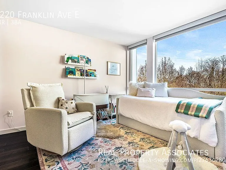 3220 Franklin Ave E — Photo 10
