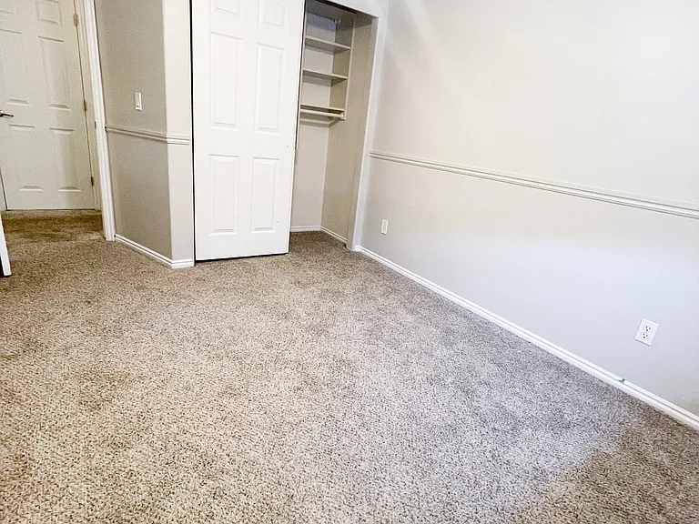 327 E Sandy Land Ln — Photo 18