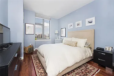 Rented by R New York