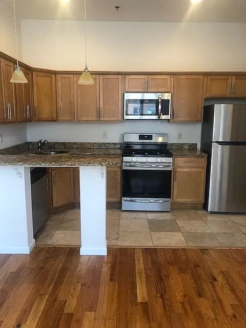 2 bed, 1.0 bath, 700 sqft, $2,400 — Photo 2
