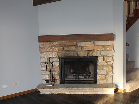 3rd image of 422 Meadow Green Ln
