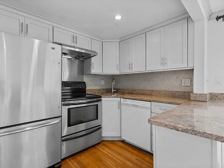 256 W 3rd St #2 — Photo 4