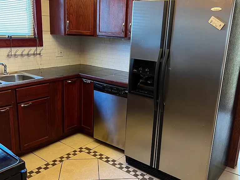 1122 Center St W — Photo 2
