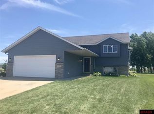 125 Pebble Creek Dr, Mankato, MN 56001