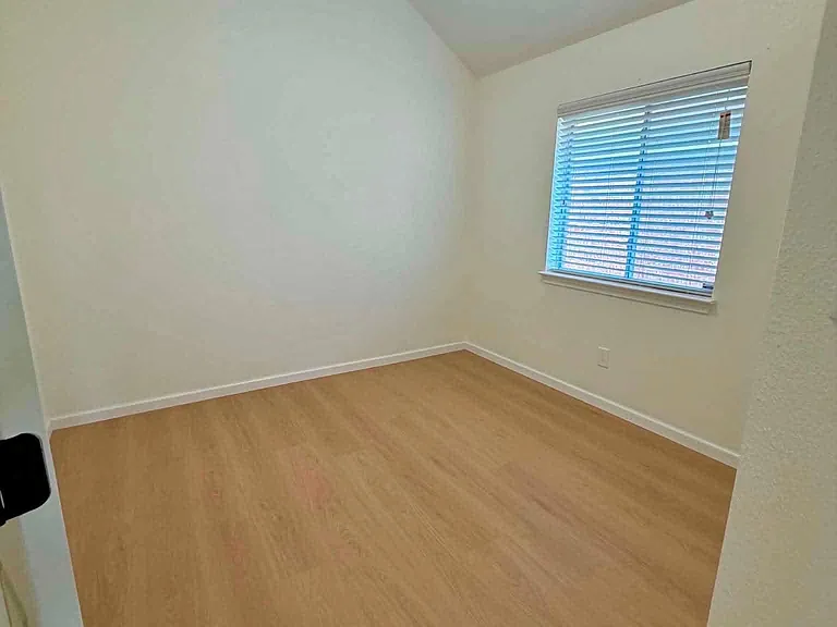 2201 Woodglen Dr — Photo 9