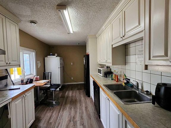3rd image of 401 22nd Ave NE