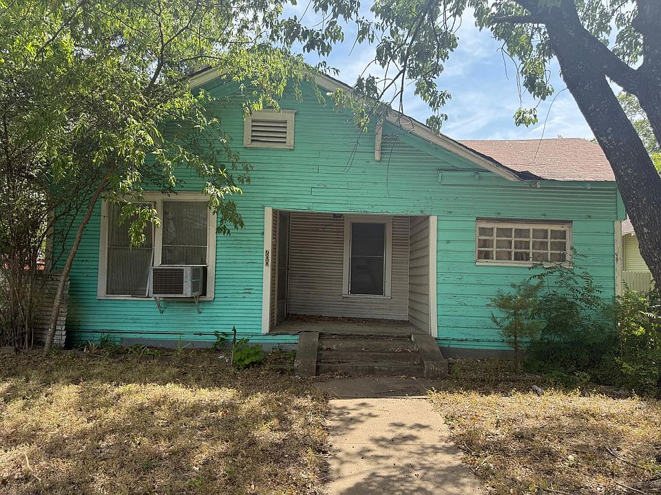 1st image of 700 S Winnetka Ave
