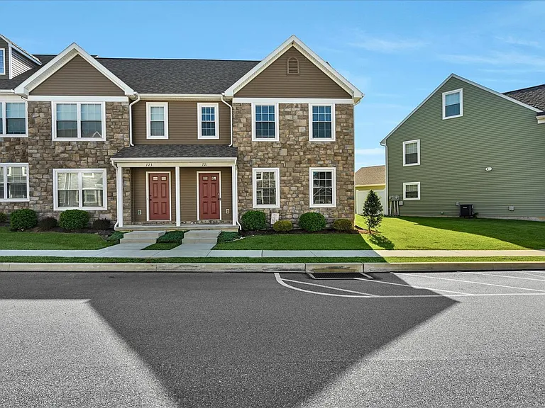 721 Farmwood Ln — Photo 1