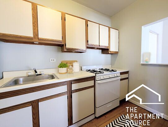 2nd image of 662 W Cornelia Ave #16