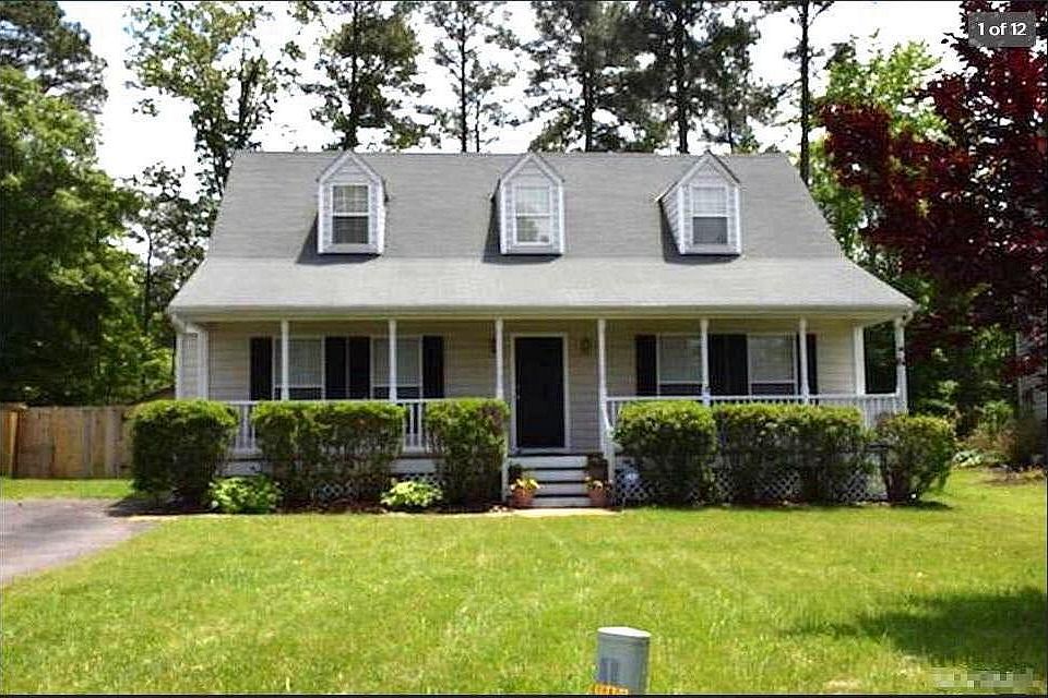 The front of this charming house features large front pouch 