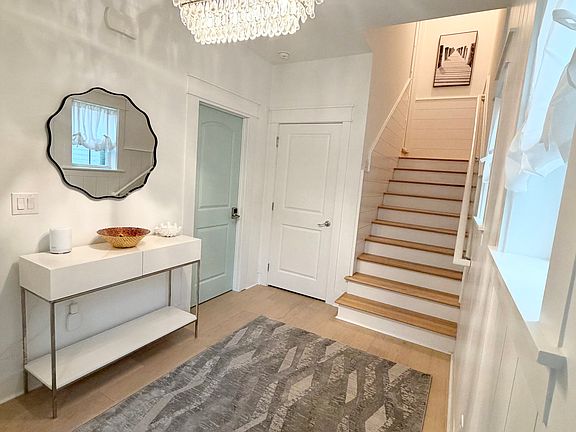 3rd image of 160 Grande Pointe Cir