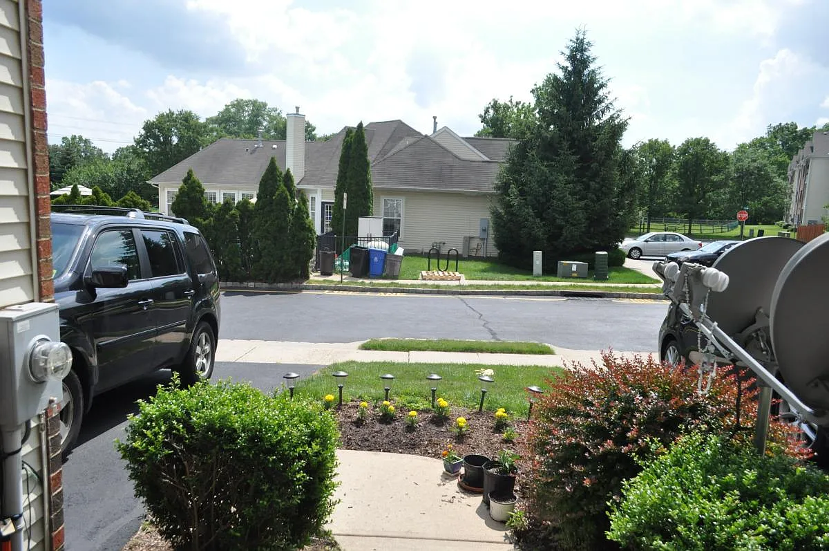 3 bed, 2.5 bath, 1800 sqft, $3,650 — Photo 2